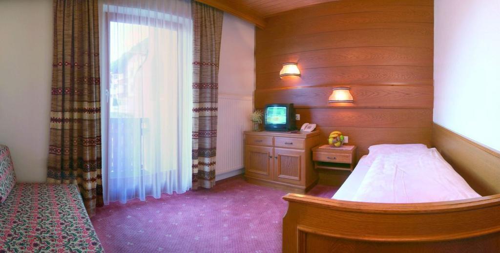 Hotel Garni Val-Sinestra Ισγκλ Δωμάτιο φωτογραφία